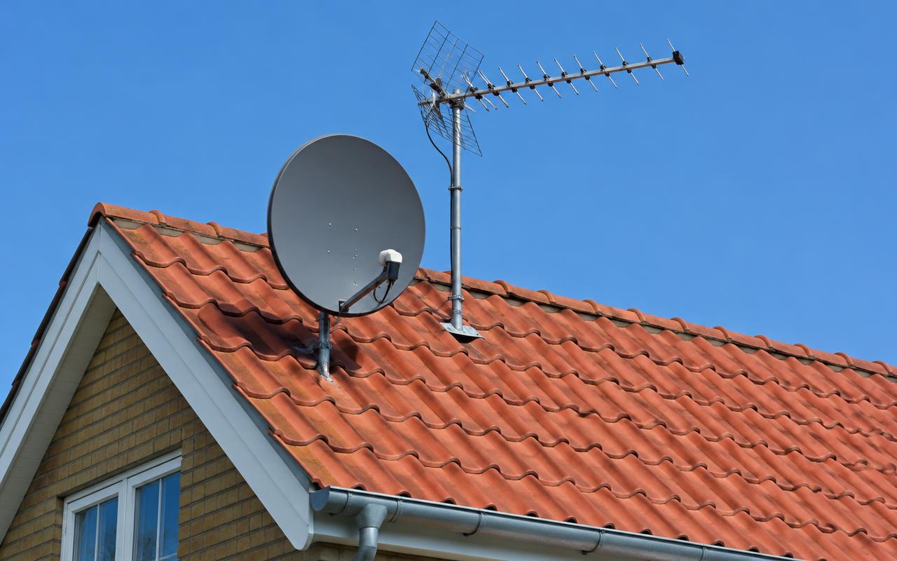 Antenne og parabol på tegltag