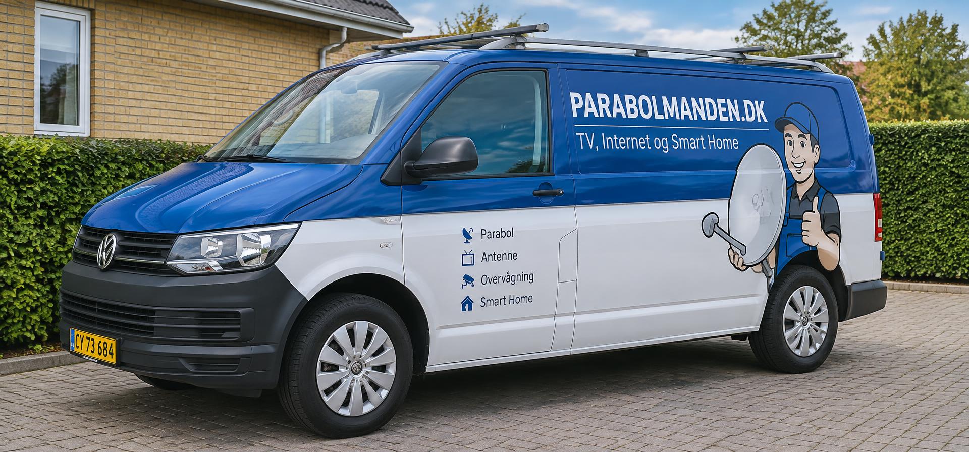 Parabolmandens blå og hvide servicebil med logo og maskot på siden